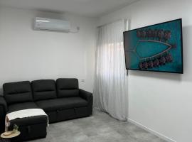 Квартира с новым ремонтом，位于纳哈里亚的酒店