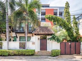 Thia Home villa near Hollywood，位于芭堤雅市中心的乡村别墅