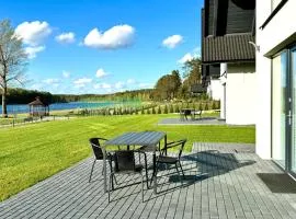 Domki nad jeziorem u Izy z balią ogrodową