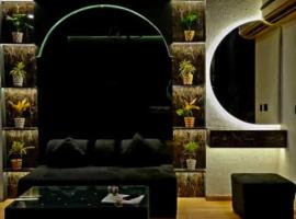 Luxury Mirrom Room DLF mypad，位于勒克瑙的酒店