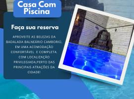 Casa com piscina em Balneário Camboriú，位于巴拉奈里奥-坎布里乌的带按摩浴缸的酒店