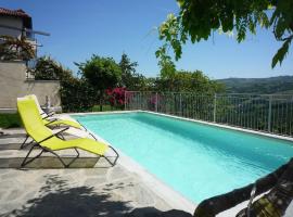 Ferienwohnung für 4 Personen ca 45 qm in Serralunga d'Alba, Piemont Provinz Cuneo，位于塞拉伦加达尔巴的酒店