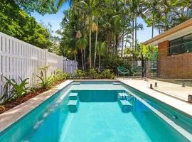 Pet Friendly Spacious Home with Lush Gardens, Pool Sunshine coast