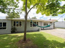 Family-Friendly 5-Bedroom Home Near Uni & Hamilton Gardens - Sleeps 10，位于汉密尔顿的酒店