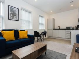 Modern 1BR Bolton Apartment in Central Location，位于博尔顿Bolton Magistrates Court附近的酒店