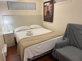 Cozy Guest Home close UBC and Downtown，位于温哥华的酒店