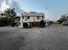 Hotel Yatrika Jankikund , Chitrakoot，位于Sītāpur Mūāfi的酒店