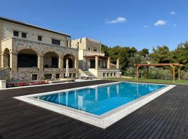 Villa Kalamos / Sea View and Pool nearby Athens，位于卡拉莫斯Malakasa冒险公园附近的酒店