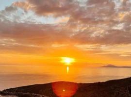 Folegandros Enchanting Cycladic Home Sunset Views，位于Ano Meria的酒店