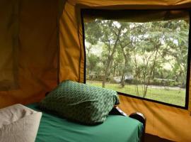 Room in BB - Red Rocks Rwanda - Safari Tent Twin，位于Nyakinama的住宿加早餐旅馆