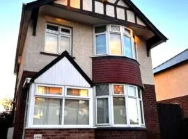 4 Bedroom House near City Centre with Parking