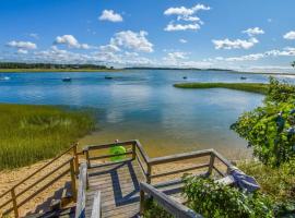 Waterfront Views of Creek- Beach Access!，位于韦尔弗利特的酒店