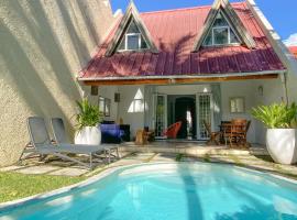 *New* Chic Home with Private Pool, 1 min to Beach，位于马勒勒角的别墅