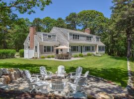 Pond-Front Home w Water Views，位于奥尔良的酒店