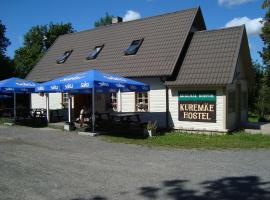 库瑞玛尼旅馆，位于Kuremäe库瑞玛尼修道院附近的酒店