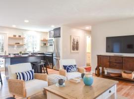 Fully Updated Home w Great Outdoor Space，位于查塔姆的酒店