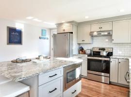 Wrap-Around Porch Mins to Beach，位于查塔姆的酒店