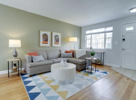 Sojourn Townhome in Old Town Alexandria with Relaxing Yard，位于亚历山德里亚的酒店