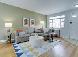 Sojourn Townhome in Old Town Alexandria with Relaxing Yard