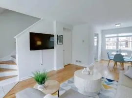 Sojourn Townhome in Old Town Alexandria with Relaxing Yard