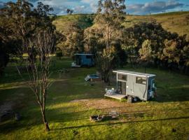 Tiny House Farmstay at Dreams Alpaca Farm - A Windeyer Outback Experience，位于Windeyer的酒店