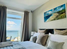 Luxury Sea View Apartment with Multi Room Balcony And Private Onsite Parking Only 300M From the Beach，位于西卢港的酒店