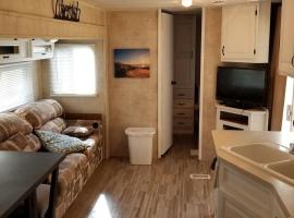 Crystal Camper 2 Bedroom Large RV w/Wooded Trail，位于Benzonia的酒店