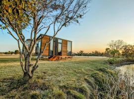 Turtle Island Lakeside Tiny House 2 by Tiny Away，位于Toogoom的酒店