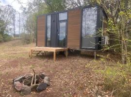 Hill Creek 3 Tiny House，位于Perwillowen的酒店