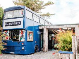 Double decker bus at Valentia Island Escape，位于瓦伦西亚岛的露营地