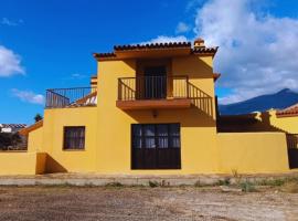 Chalet con terreno, barbacoa, parking. Amplitud y tranquilidad，位于坎德拉里亚的木屋