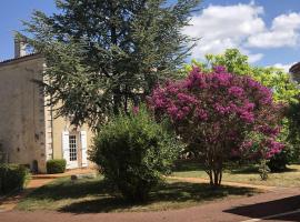 The Cool Lounge à Coulonges - Charente，位于Coulonges的酒店