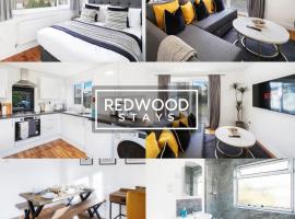 Cozy 3 Bed House with X2 FREE Parking By REDWOOD STAYS，位于法恩伯勒的酒店