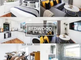 Cozy 3 Bed House with X2 FREE Parking By REDWOOD STAYS