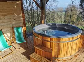 Auwer Hills - Om Stall，位于Auw的带泳池的酒店