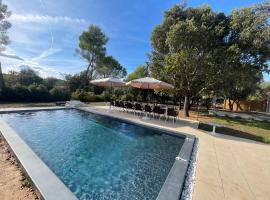 Coeur de Lavande - Maison climatisée avec piscine，位于Fox-Amphoux的带泳池的酒店