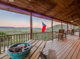 Hilltop Concan Cabin with Garner State Park Views!，位于康肯的酒店