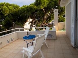 'Alexander' Seaside House With View In Nea Makri，位于新马克立的酒店