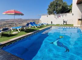 Modern Home - Valley view Pool，位于沙拉的度假屋