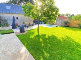 Le Catalpa, gite avec piscine et jacuzi privés，位于Lestiou的酒店