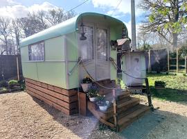 Roulotte insolite La Marivole，位于Azay-le-Ferron的豪华帐篷