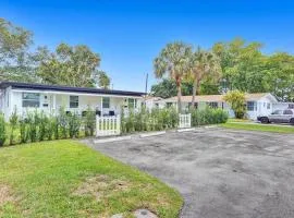 Hallandale Beach Modern apartment Chic Backyard