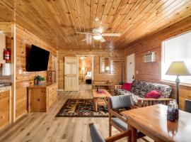 Mille Lacs Lake Group Getaway with Dock Access!，位于Garrison的度假屋