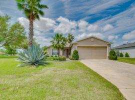 Ocala Home with Screened-In Porch and Community Perks!，位于Marion Oaks的酒店