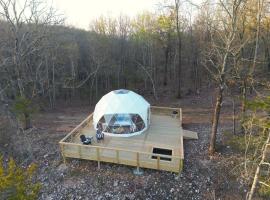 NEW RIVER VIEW Cliff Dome Glamping @ White River, minutes to fishing, hikes!，位于Cotter的酒店