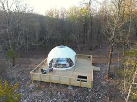 NEW RIVER VIEW Cliff Dome Glamping @ White River, minutes to fishing, hikes!，位于Cotter的豪华帐篷