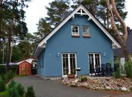 Ferienhaus mit Terrasse und Stellplatz sowie Kamin im Wohnzimmer