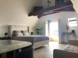 Appartement cœur de ville décoré en pierre naturelle，位于希农的酒店