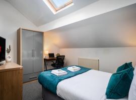 Private En-suite Room - Shared Living space & Kitchen - Wakefield - Central，位于韦克菲尔德的酒店