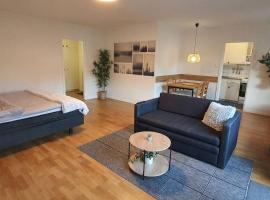 Apartment with garden near metro!，位于斯德哥尔摩的酒店